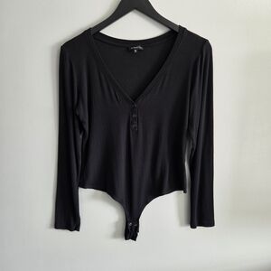 Dynamite Long Sleeve Ribbed V-Neck Snap Bodysuit / Black / Large